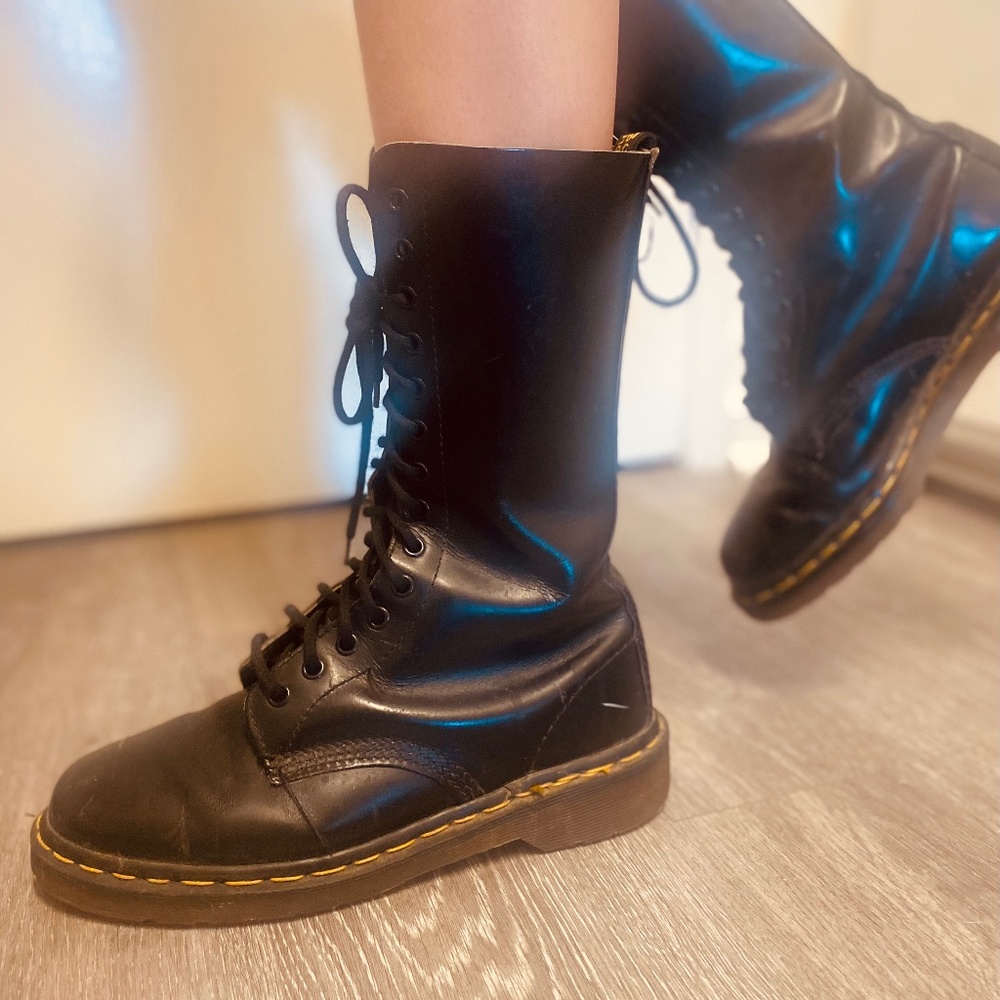 DR MARTENS SZ Women’s 9 Tall boots